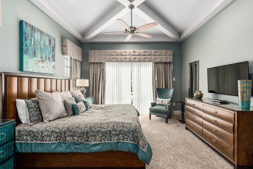 Get a good night's sleep in this king-size bed