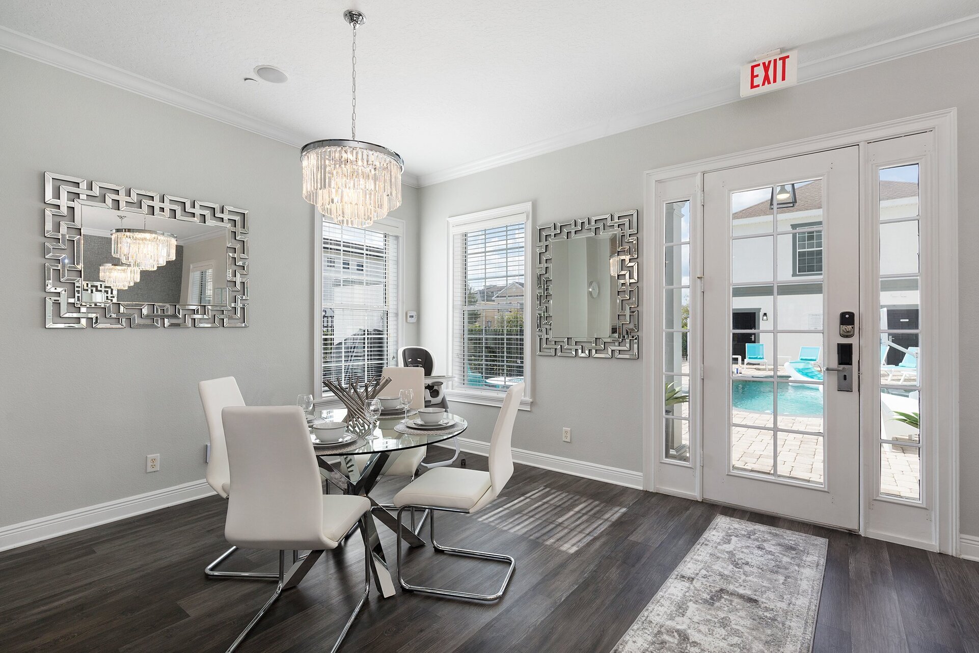Access the dining area directly from the private courtyard.
