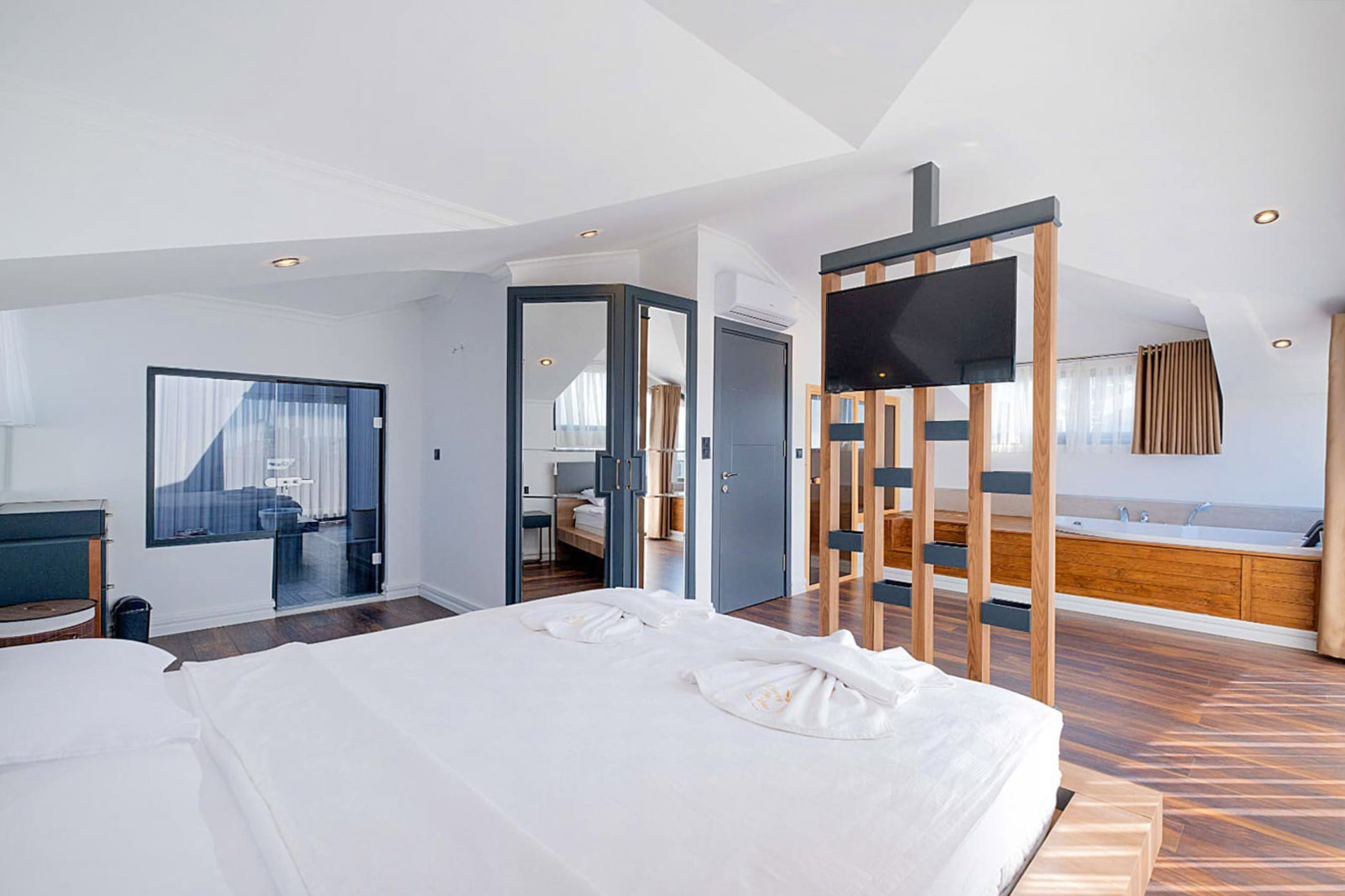 A Beautiful Home for Easy Escapes 1036