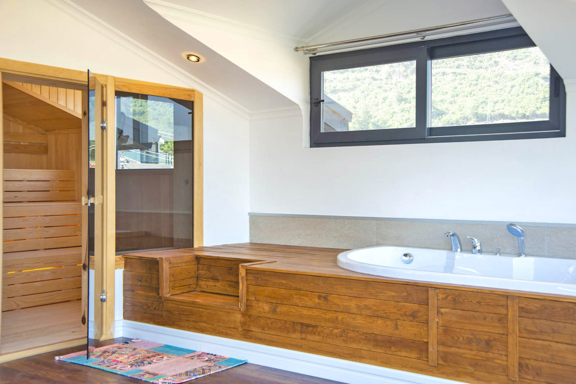 A Beautiful Home for Easy Escapes 1036