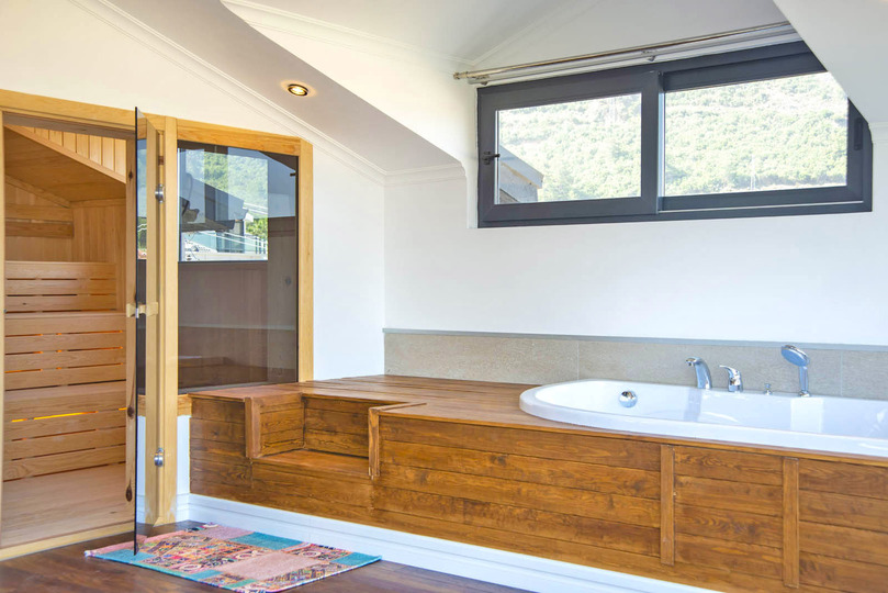 A Beautiful Home for Easy Escapes 1036