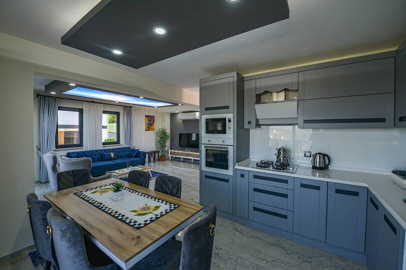 A Home Designed for Summer Living 1038