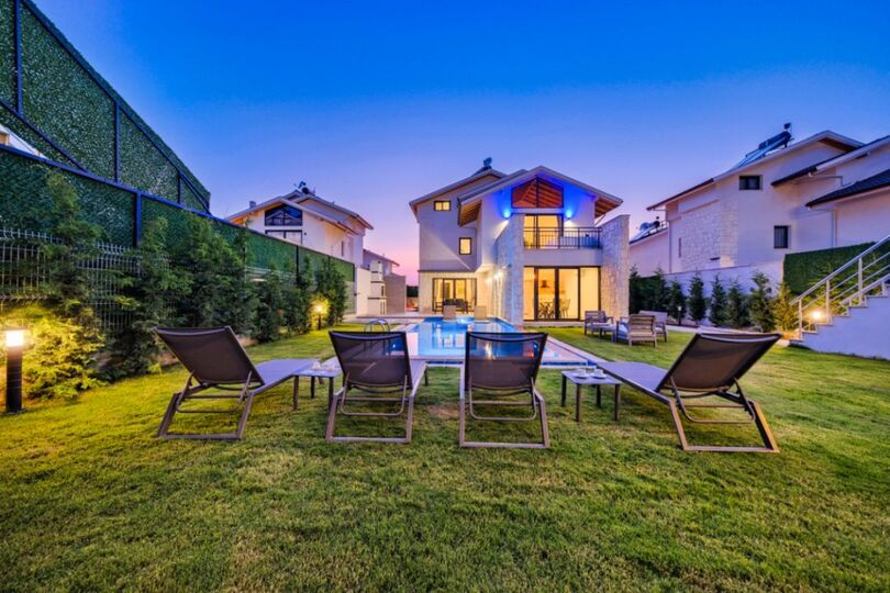 Your Own Setting for Holiday Living 1047