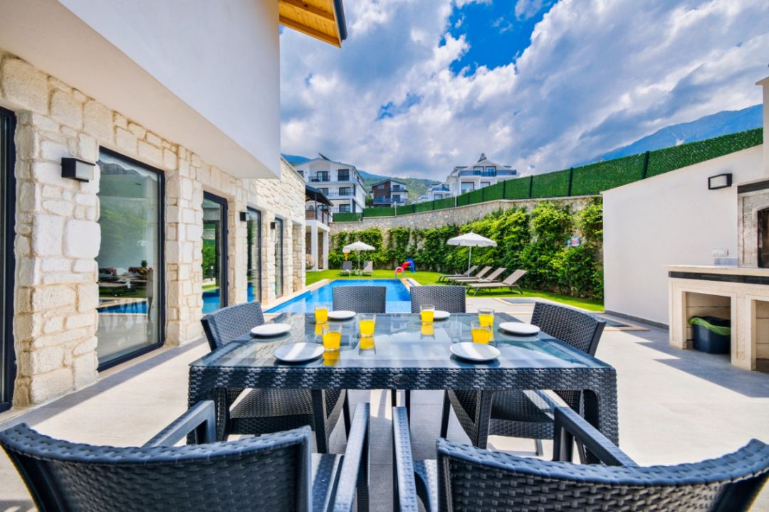 Your Own Setting for Holiday Living 1047