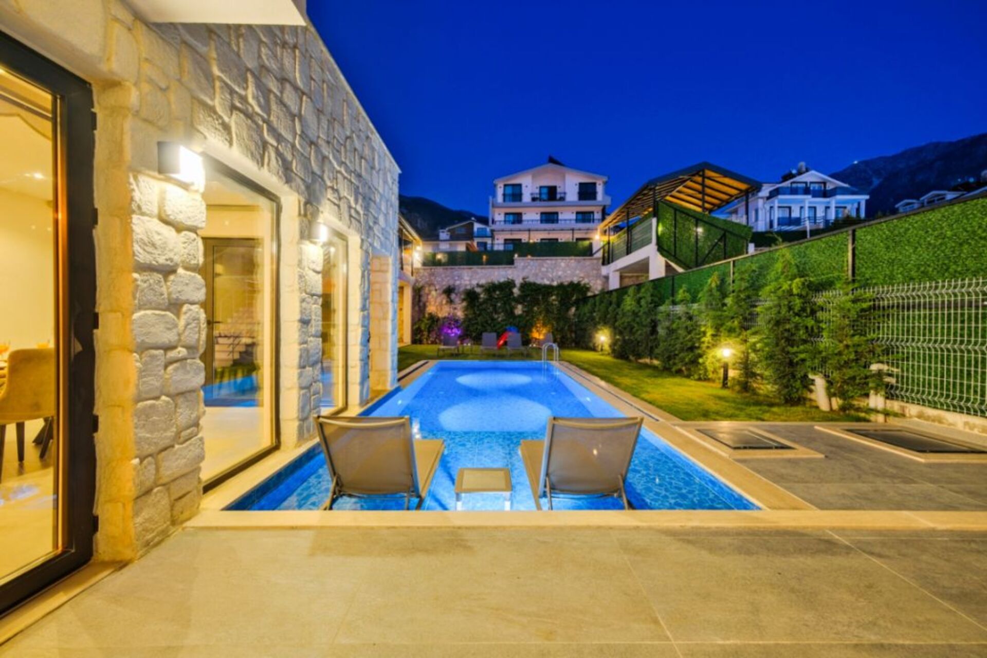 Your Own Setting for Holiday Living 1047