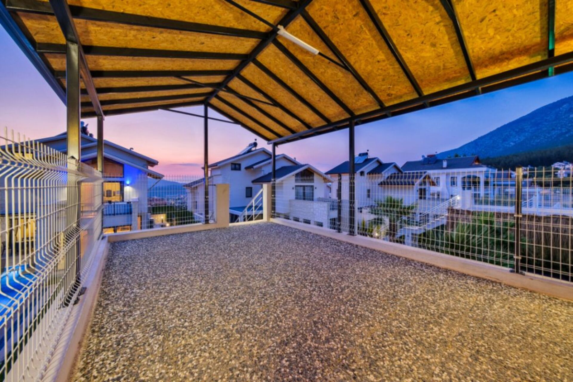 Your Own Setting for Holiday Living 1047
