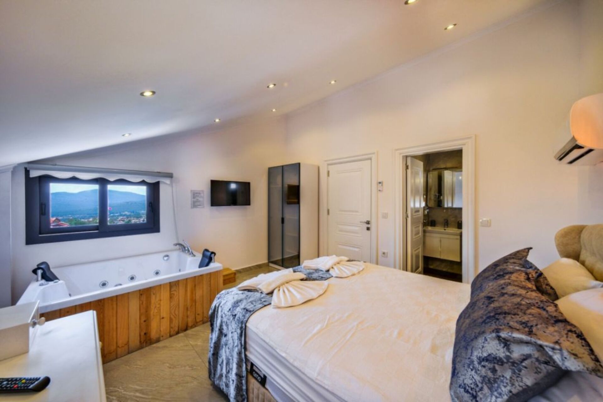 Your Own Setting for Holiday Living 1047