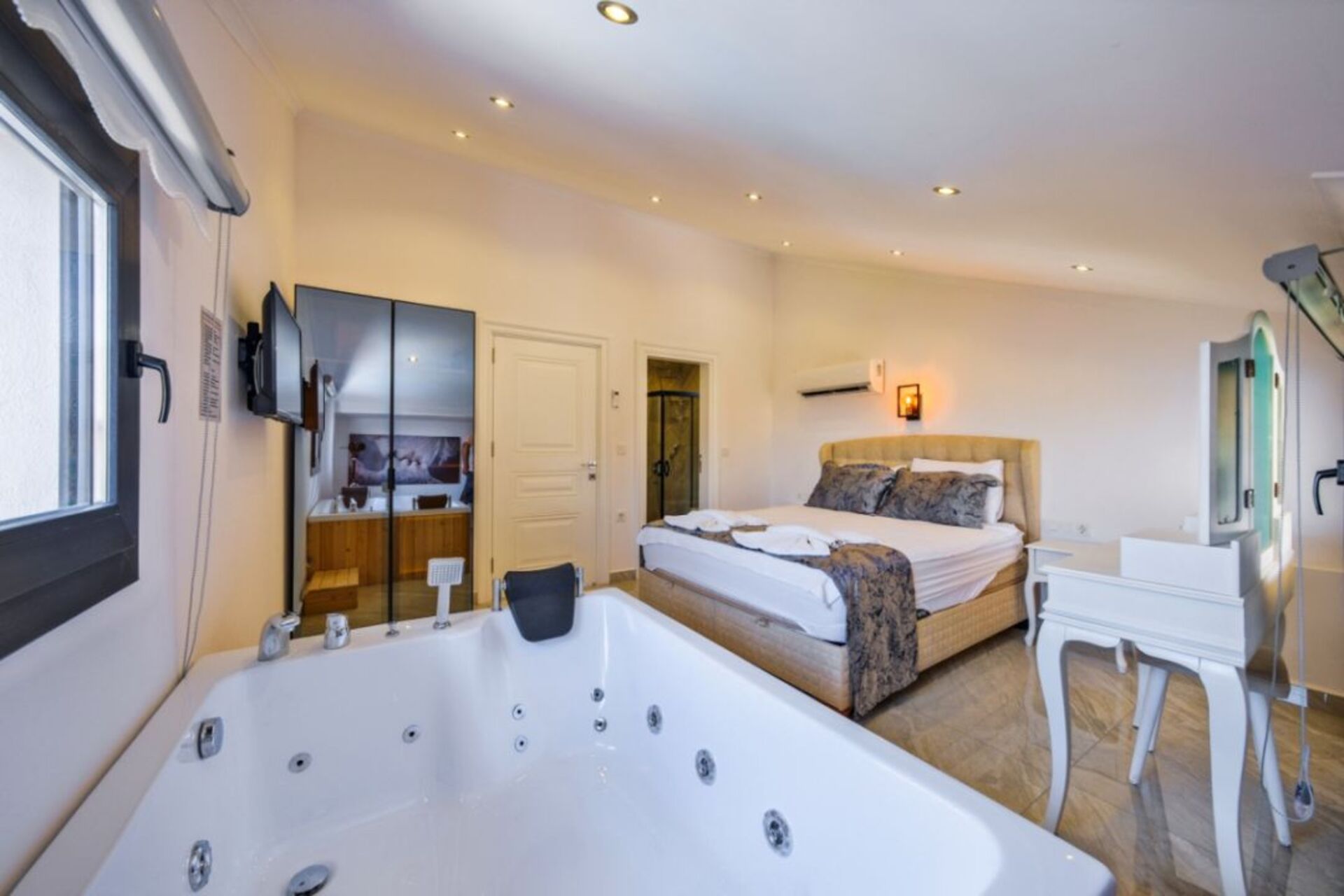 Your Own Setting for Holiday Living 1047