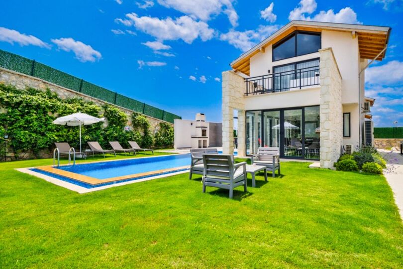 Your Own Setting for Holiday Living 1047