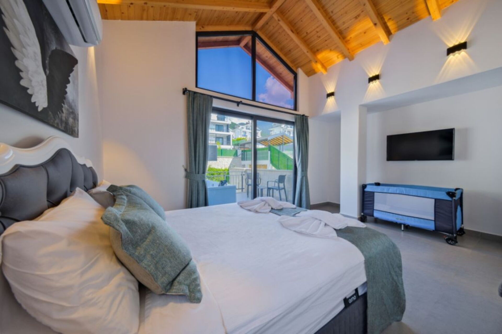 Your Own Setting for Holiday Living 1047