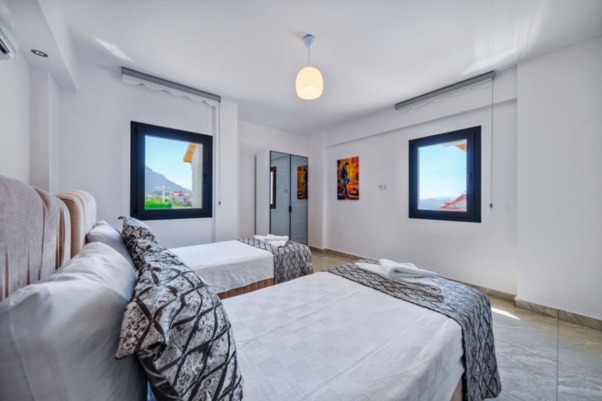 Your Own Setting for Holiday Living 1047