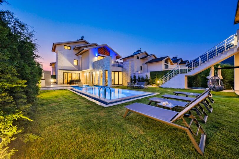 Your Own Setting for Holiday Living 1047