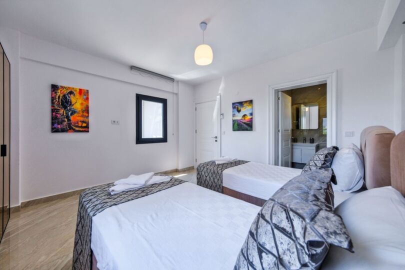 Your Own Setting for Holiday Living 1047