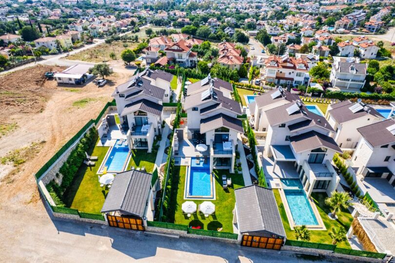 Your Own Setting for Holiday Living 1047