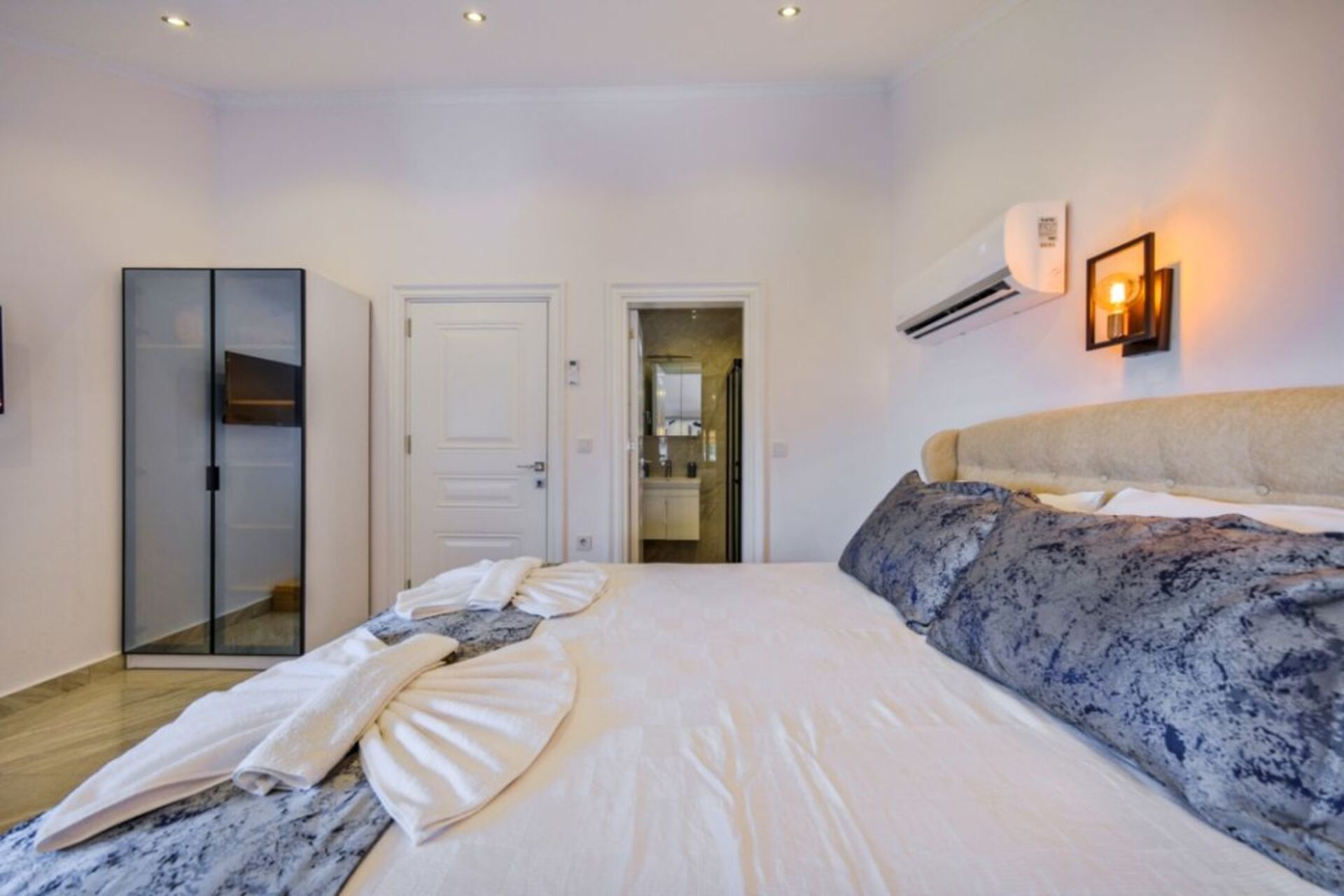Your Own Setting for Holiday Living 1047