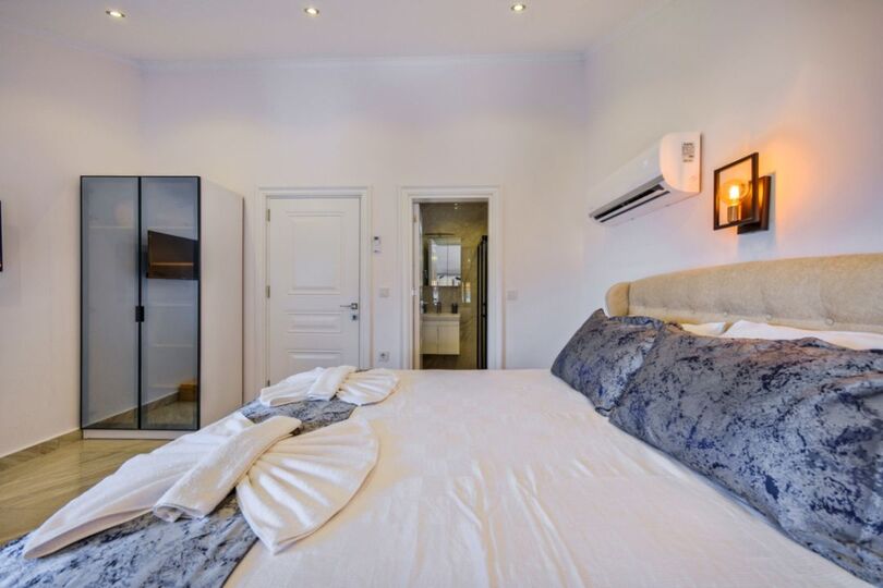 Your Own Setting for Holiday Living 1047