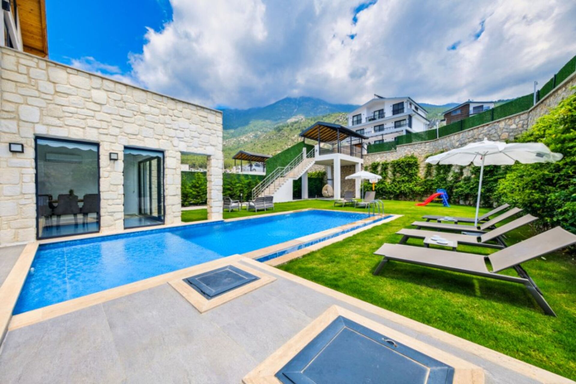 Your Own Setting for Holiday Living 1047
