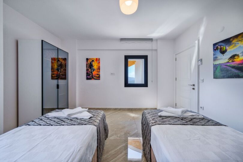 Your Own Setting for Holiday Living 1047