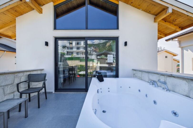 Your Own Setting for Holiday Living 1047