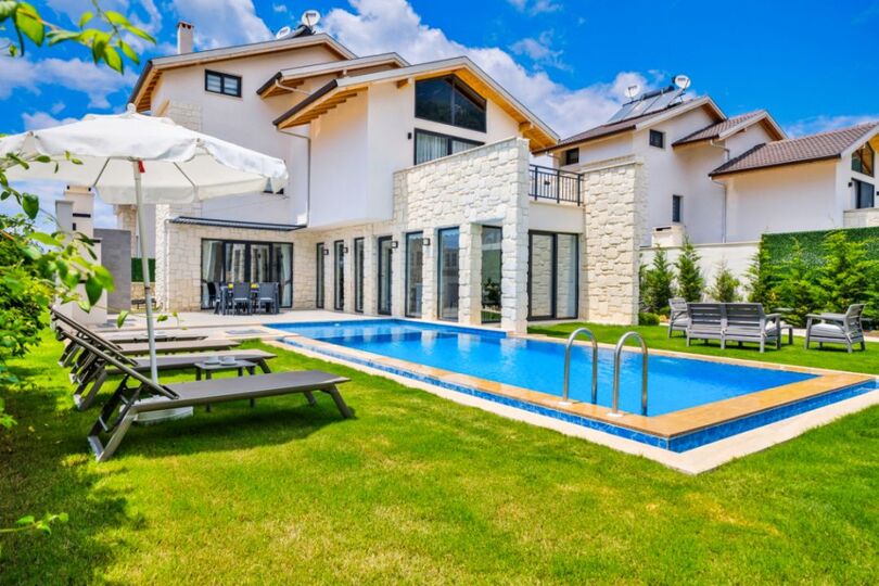 Your Own Setting for Holiday Living 1047