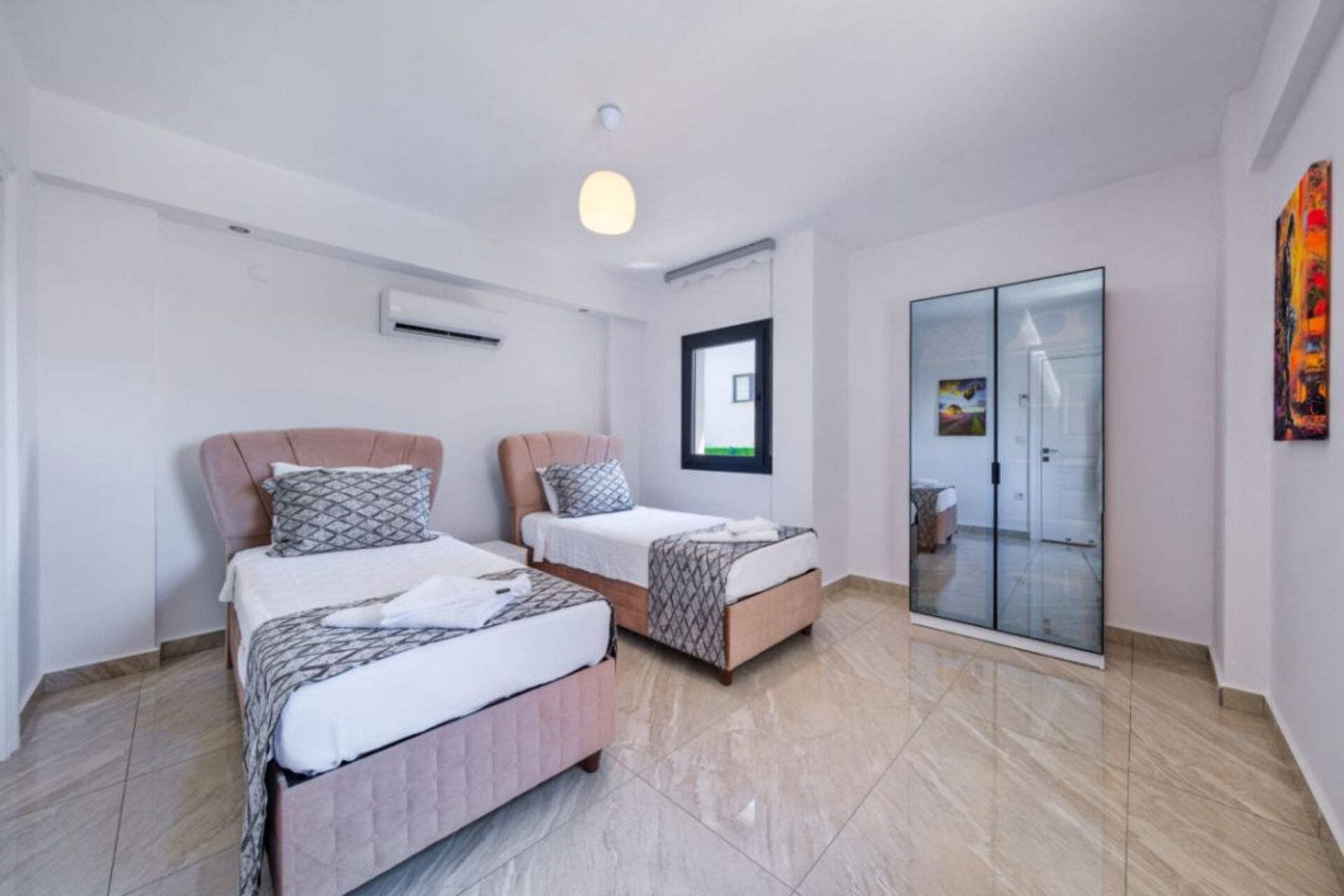 Your Own Setting for Holiday Living 1047