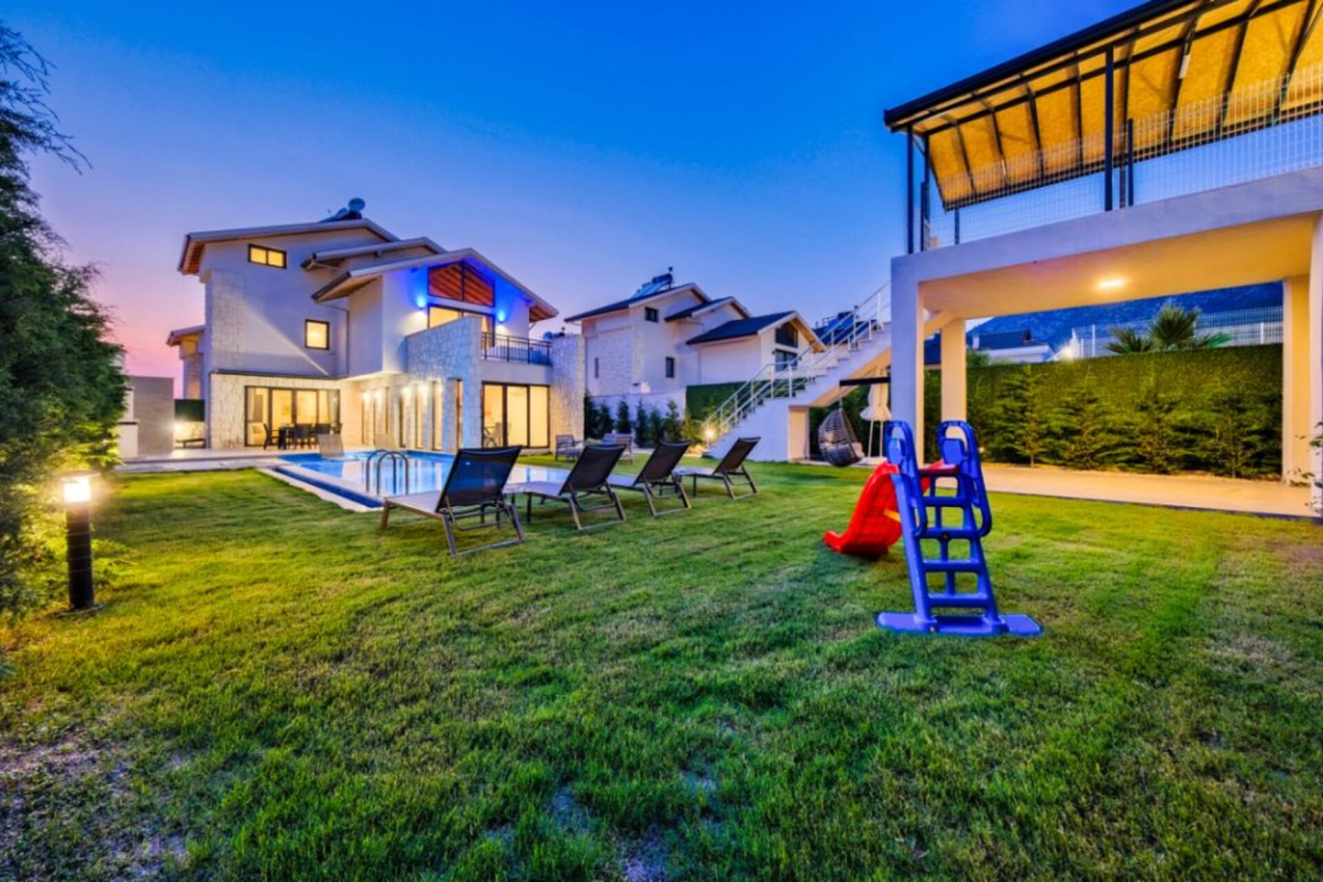 Your Own Setting for Holiday Living 1047