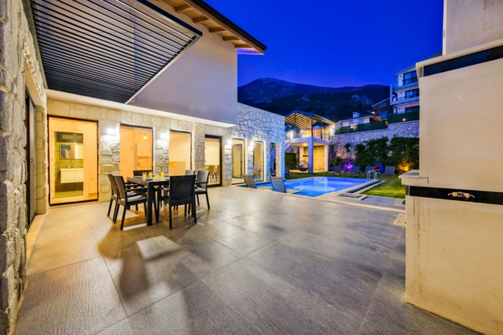 Your Own Setting for Holiday Living 1047