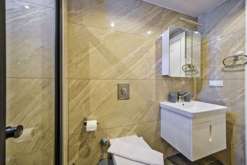 Your Own Setting for Holiday Living 1047