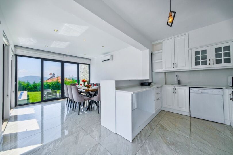 Your Own Setting for Holiday Living 1047