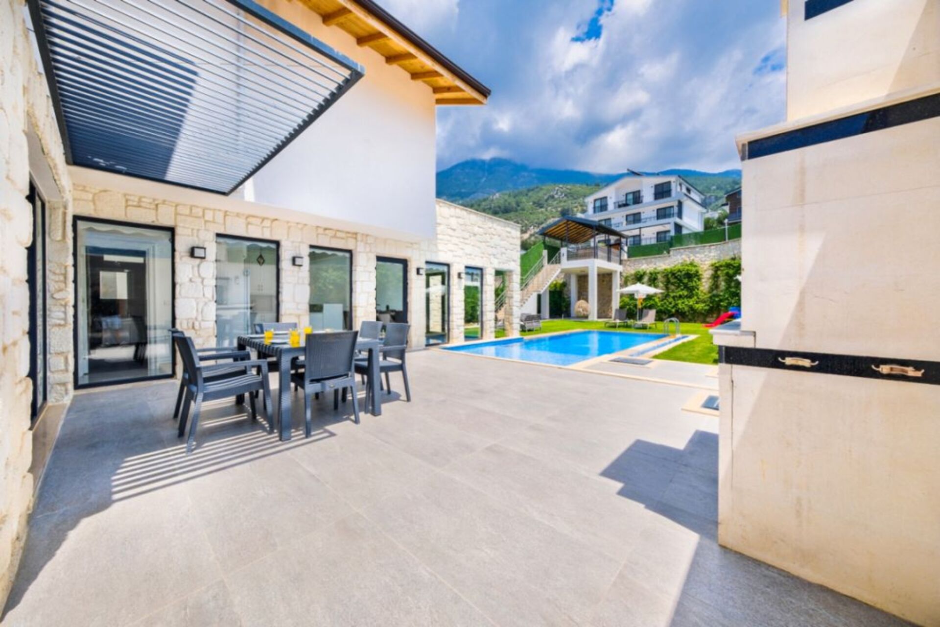 A Home That Feels Like a Holiday 1048