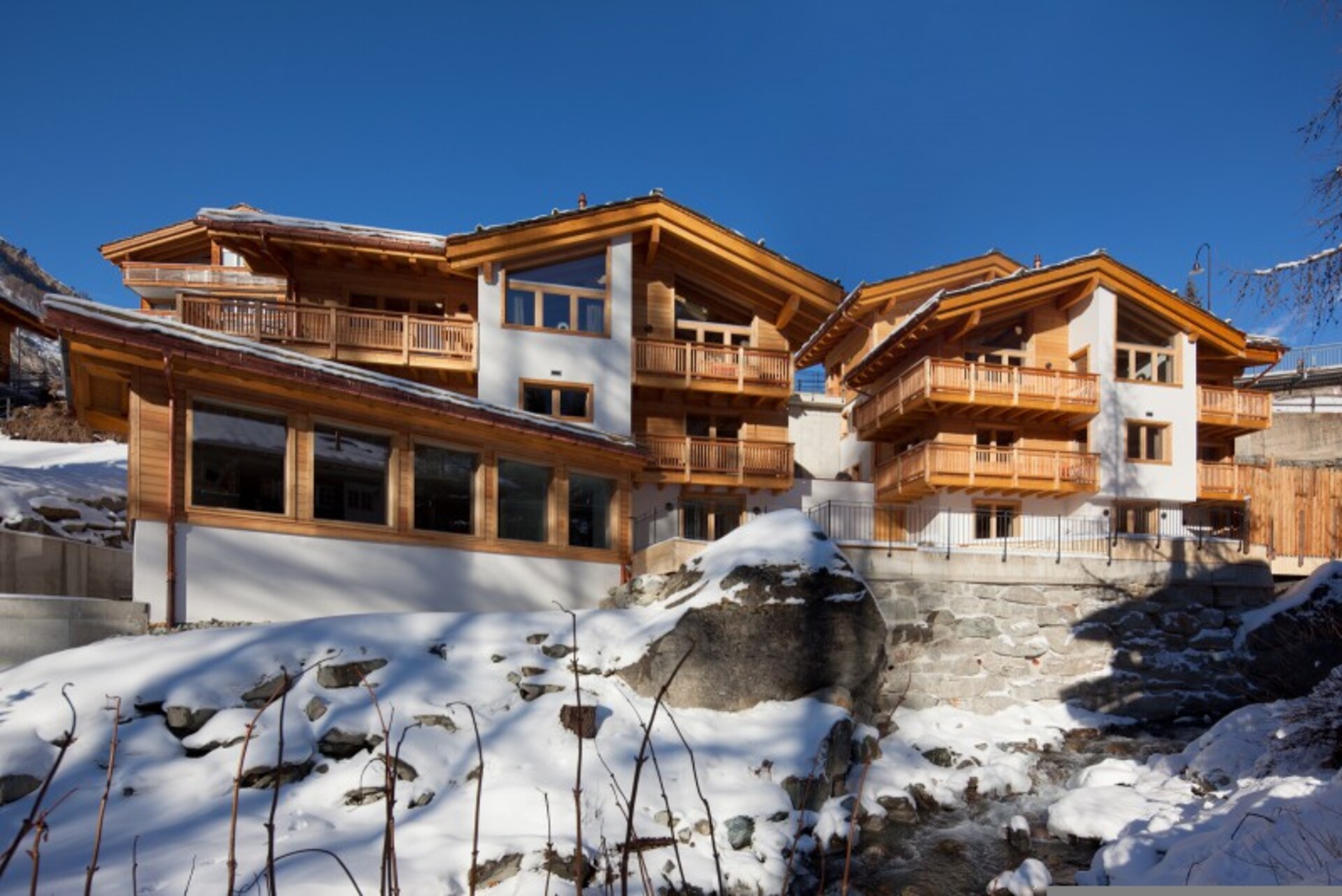 Matterhorn Gazes, Luxury Embraces 1000
