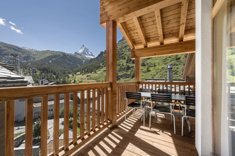 Elegant Alpine Escape with Breathtaking Views 1018
