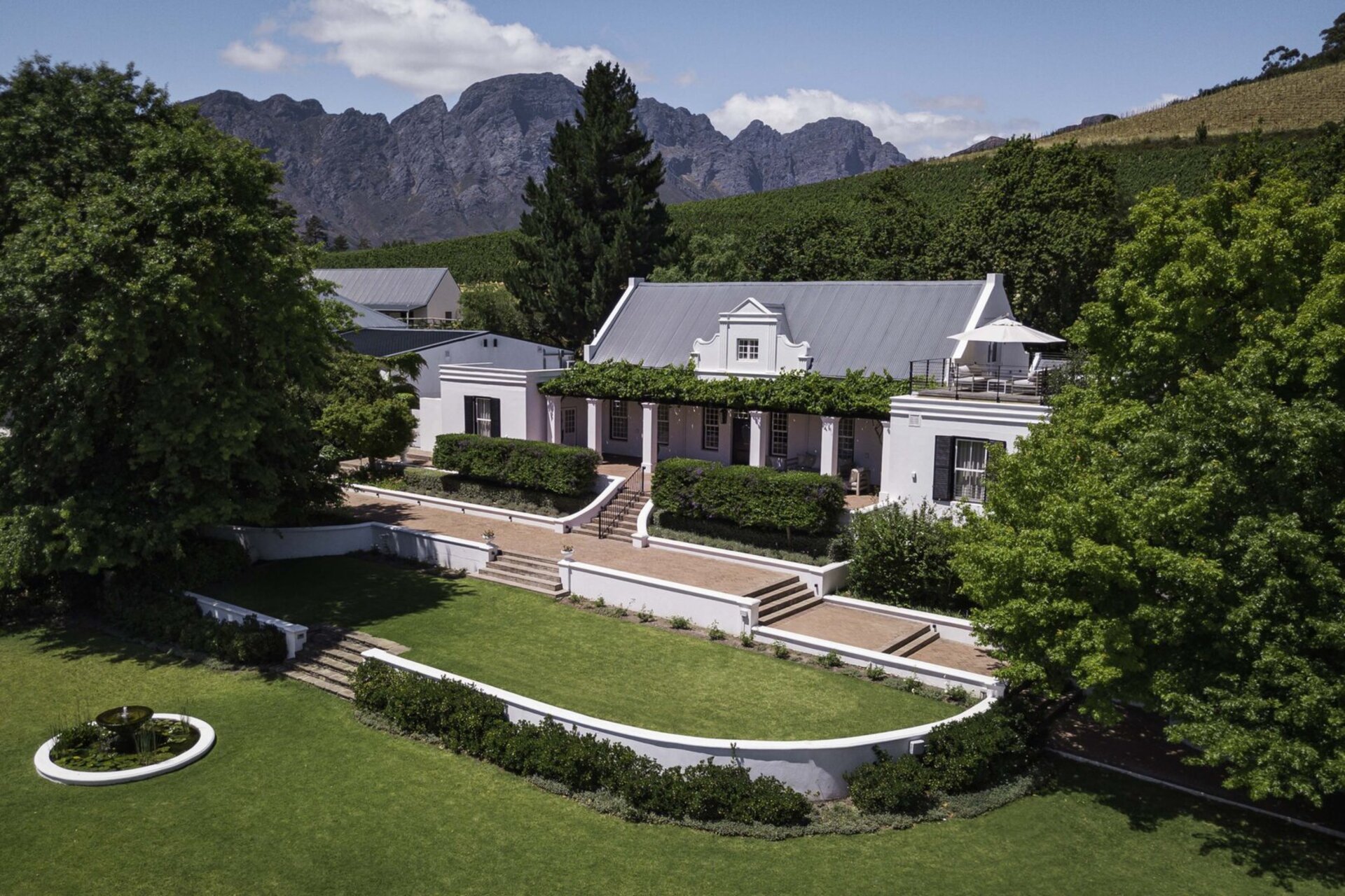 Elegant Shiraz Room with Vineyard & Mountain Views 1037