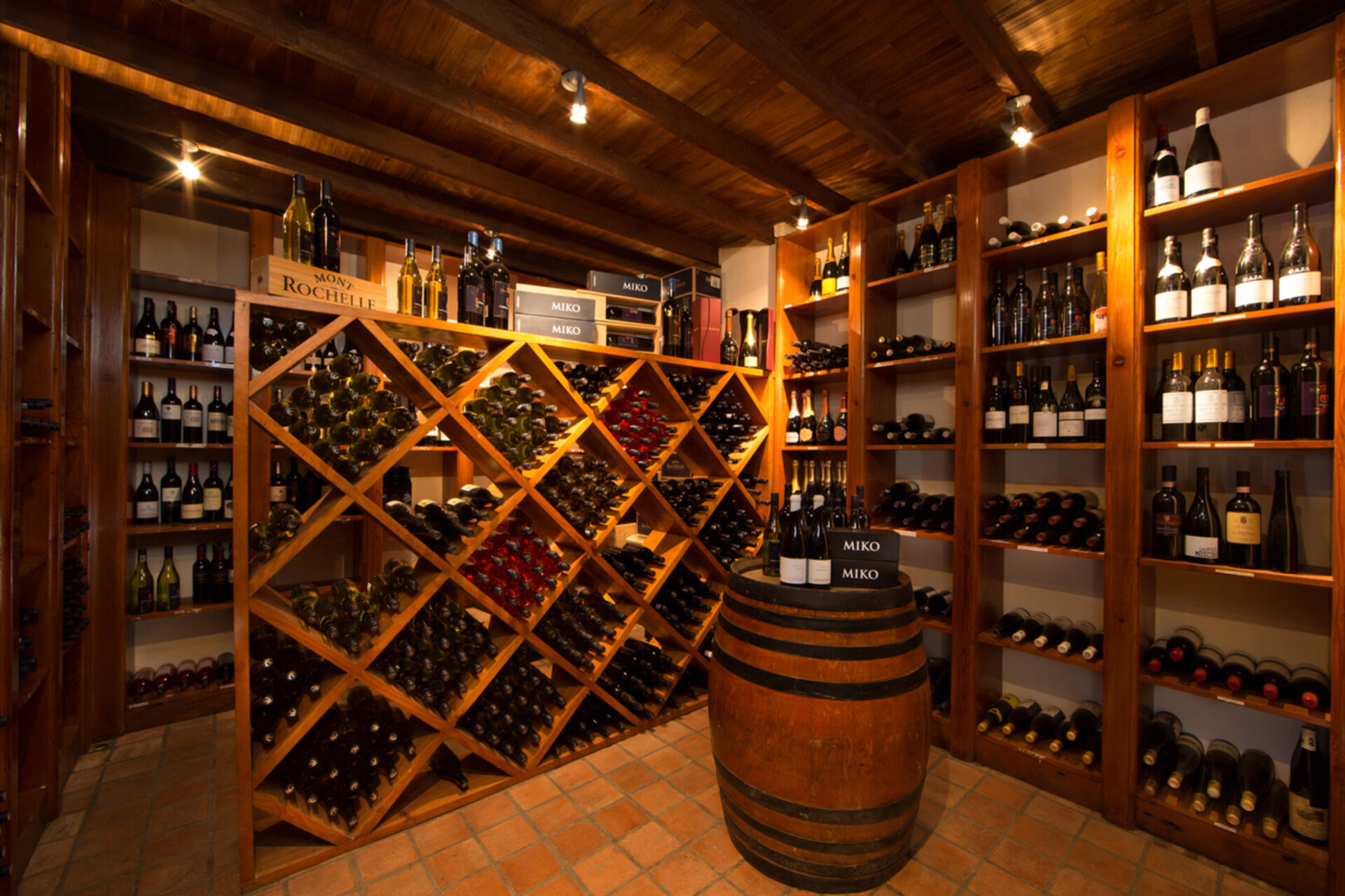 Elegant Shiraz Room with Vineyard & Mountain Views 1037