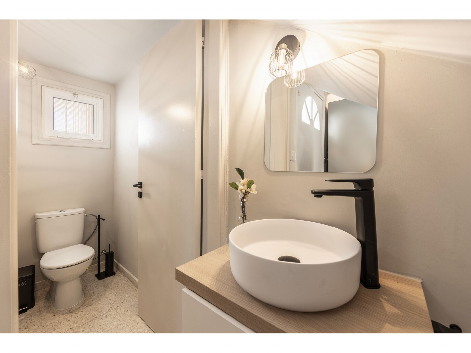 5 Star Anas Seaside Villa – Relaxing Beach Retreat in Kiti