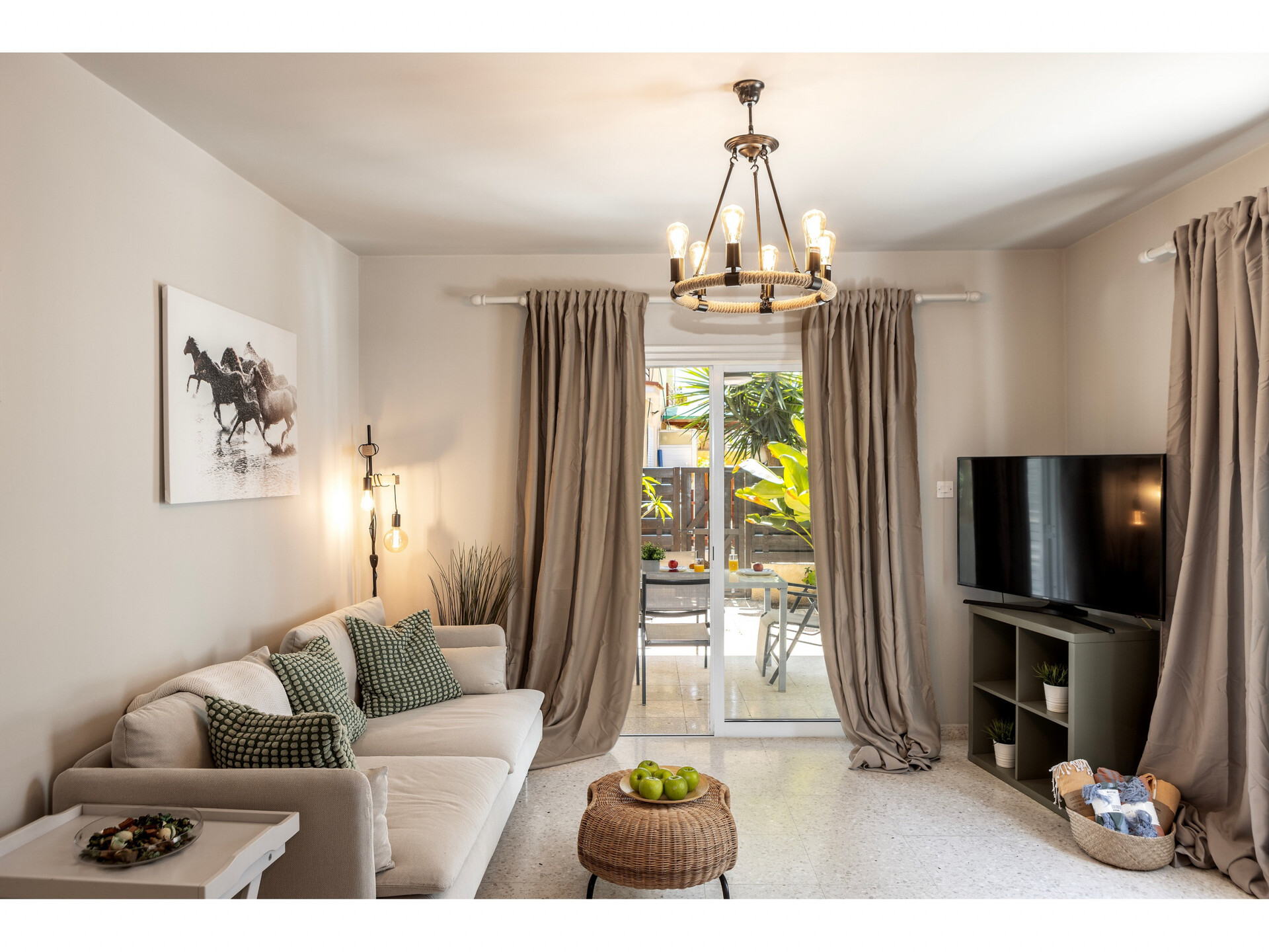 5 Star Anas Seaside Villa – Relaxing Beach Retreat in Kiti