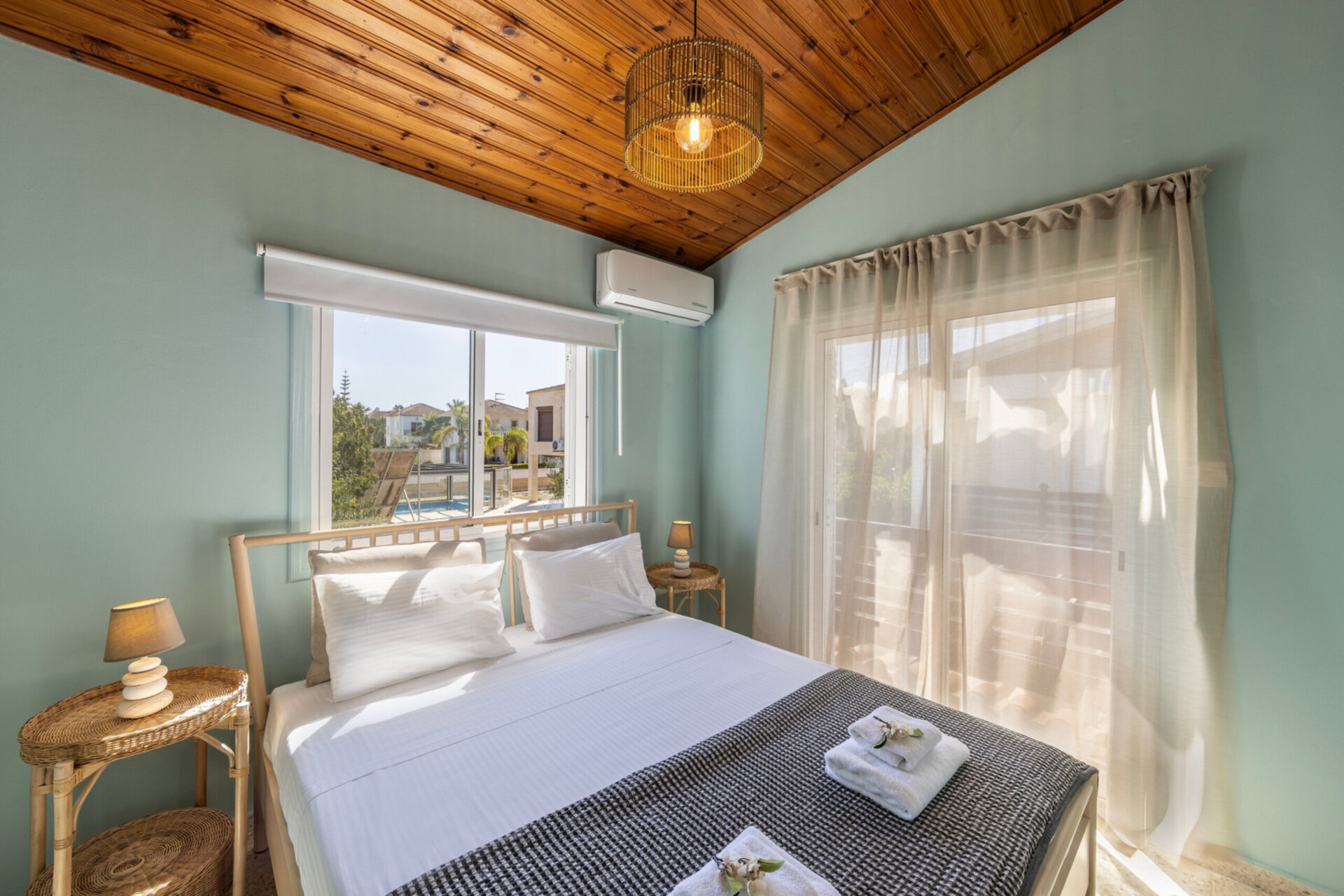 5 Star Oneiro Seaside Villa – Peaceful Coastal Living in Pervolia