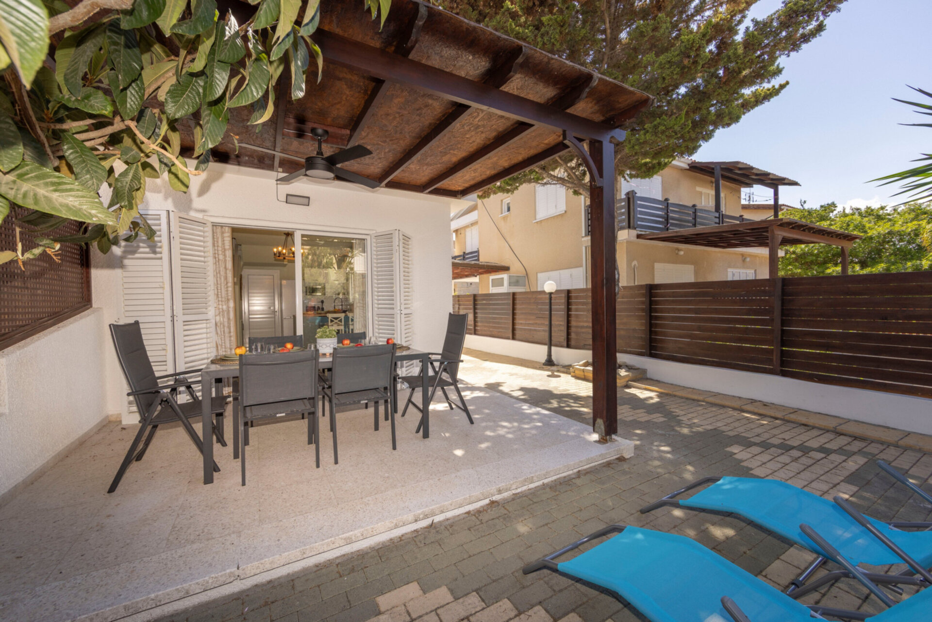 5 Star Oneiro Seaside Villa – Peaceful Coastal Living in Pervolia
