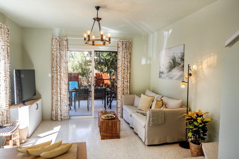 5 Star Oneiro Seaside Villa – Peaceful Coastal Living in Pervolia