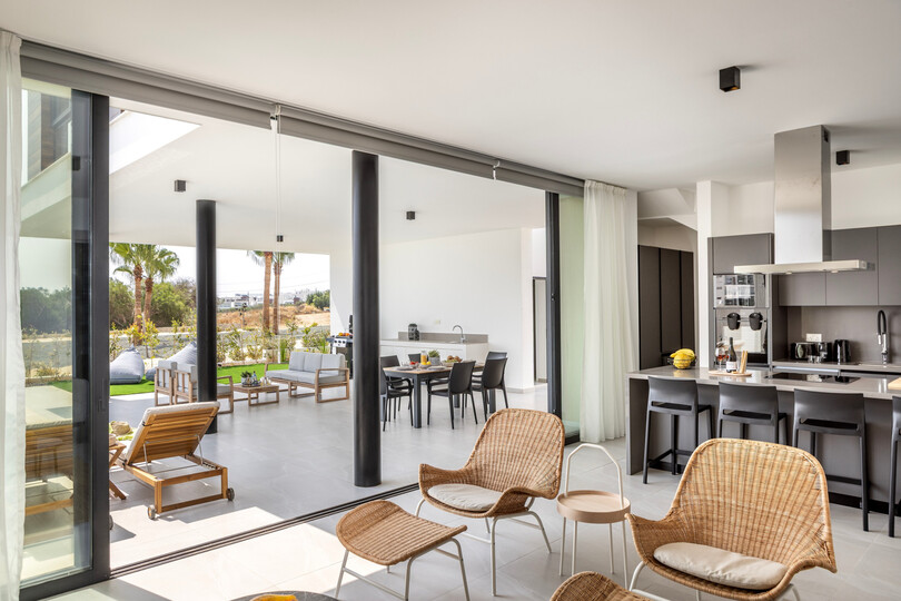 5 Star Villa Aqua Pearl - Contemporary Coastal Escape