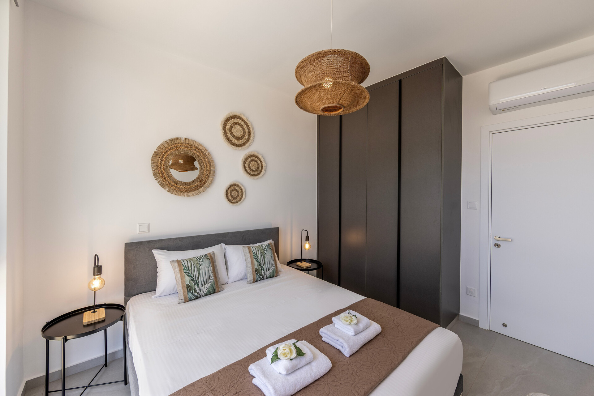 5 Star Villa Aqua Pearl - Contemporary Coastal Escape