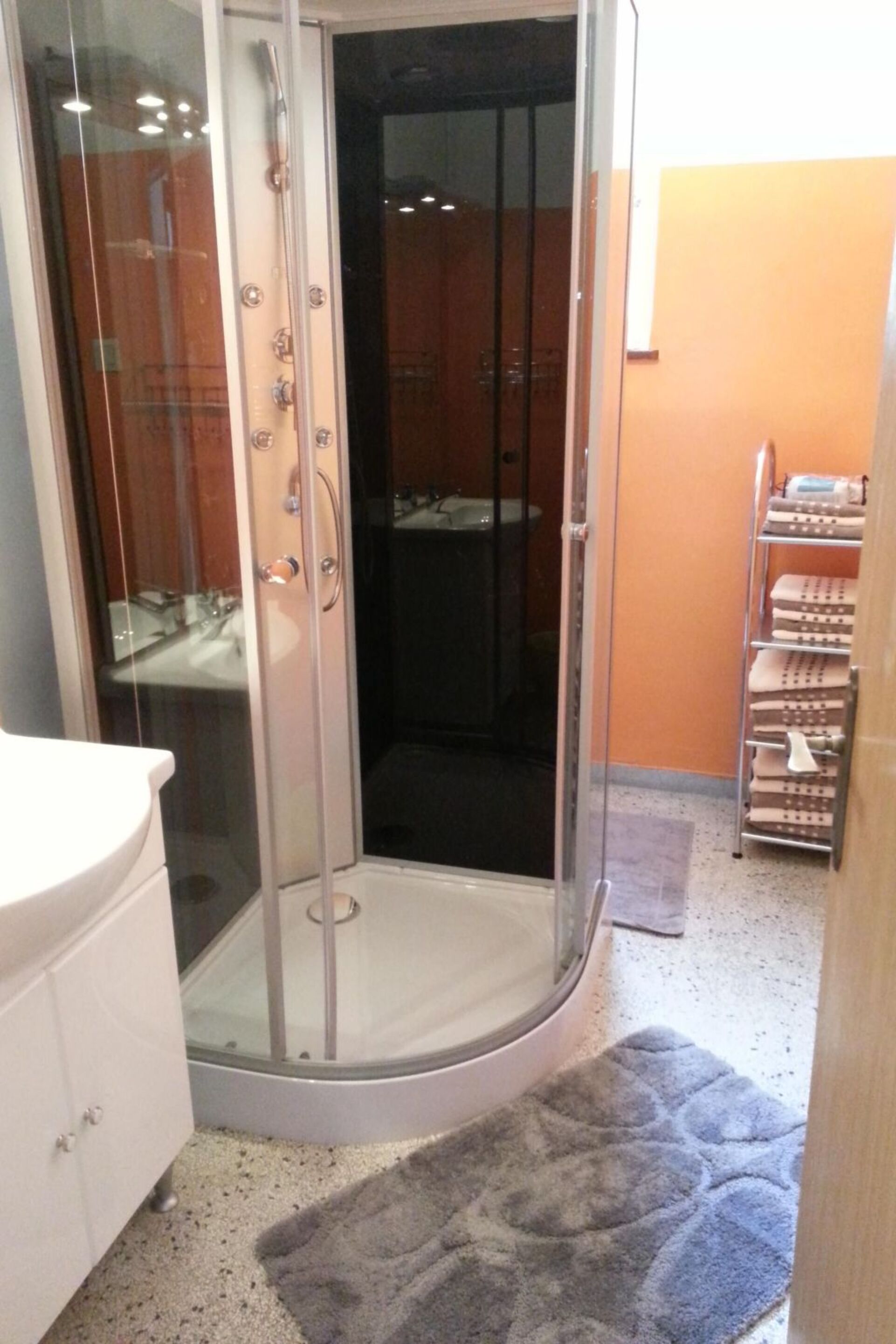 Beautiful 2-Bed Apartment in Innsbruck-Land, Sleeps 5, 1289