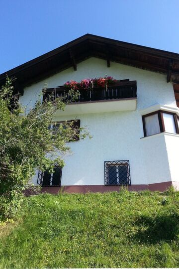 Tranquil 2-Bed Apartment in Innsbruck-Land, Sleeps 5, 1140, Navis, Austria