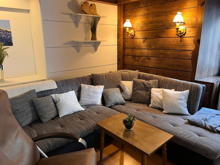 Idyllic 3-Bed Apartment in Reutte, Sleeps 6, 1296