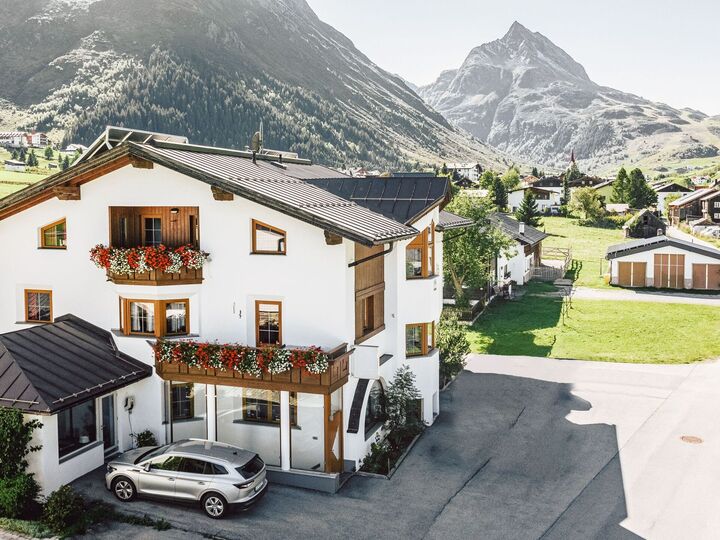Spacious 2-Bed Apartment in Landeck, Sleeps 5, 1111, Galtür, Austria
