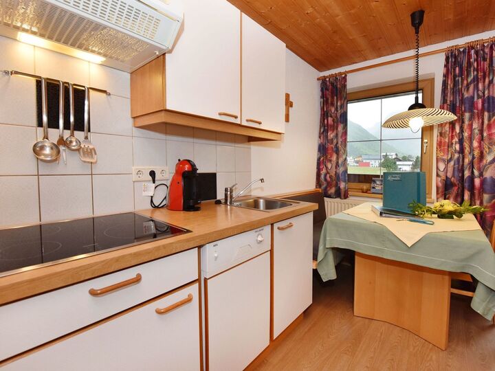 Beautiful 1-Bed Apartment in Landeck, Sleeps 2, 1302