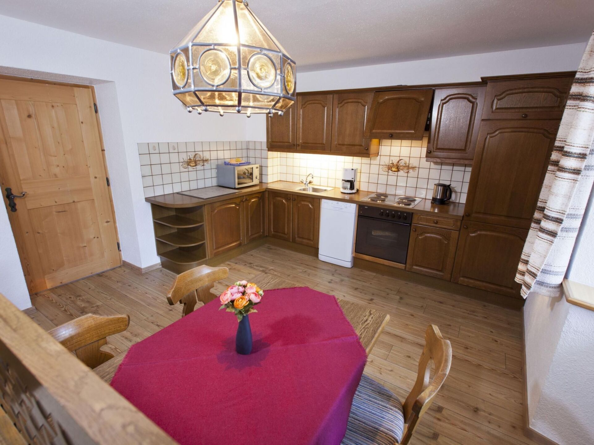 Gorgeous 2-Bed Apartment in Landeck, Sleeps 4, 1305