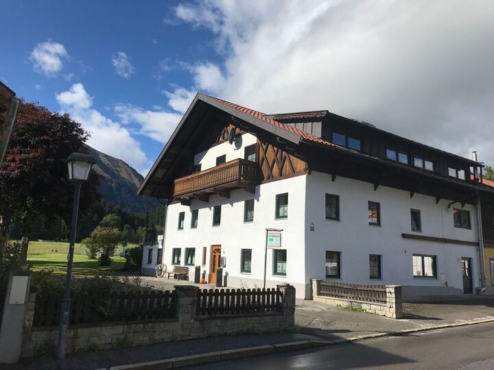 1-Bed Apartment with Mountain View in Reutte, Sleeps 4, 1312