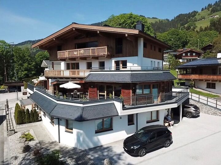 Stylish 4-Bed Apartment in Kitzbuhel, Sleeps 8, 1319