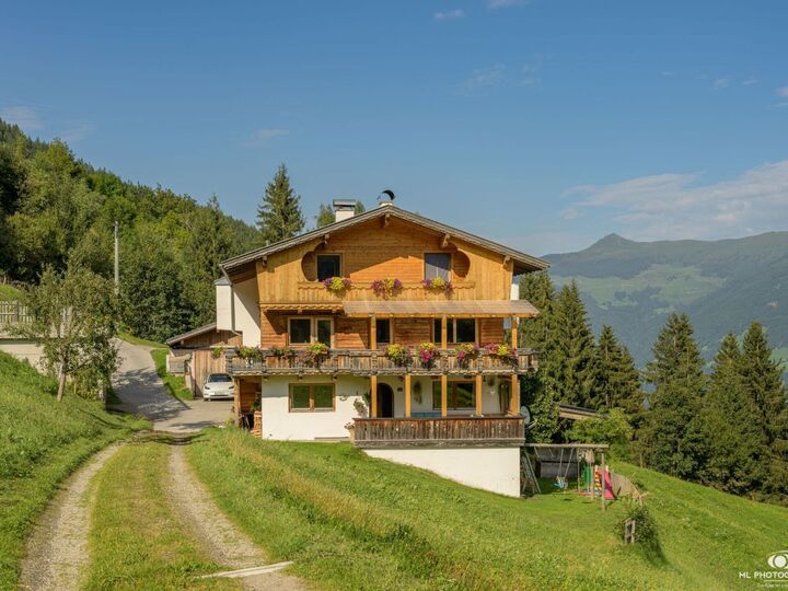 Delightful 4-Bed Apartment in Schwaz, Sleeps 7, 1174, Fügenberg, Austria